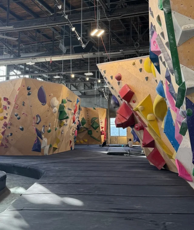 Looking for a Saturday mid-day activity? Check out @northmassboulder gym in downtown Indianapolis🧗‍♀️