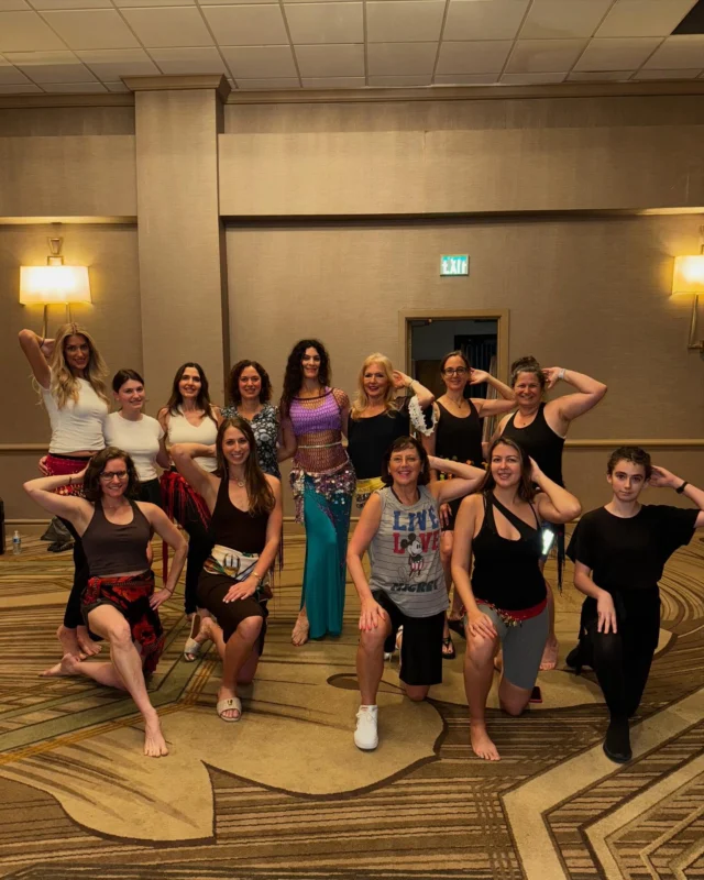 Morning cousin belly dancing session with the eloquent and poised emilymariebellydance 💃🏽